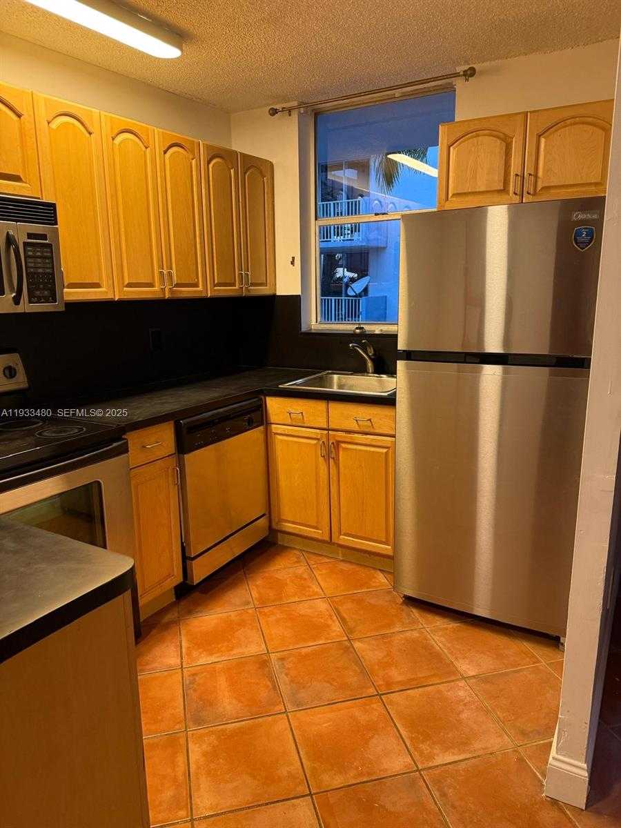 Small Image of 1801 SOUTH TREASURE DR #320, North Bay Village Number 6