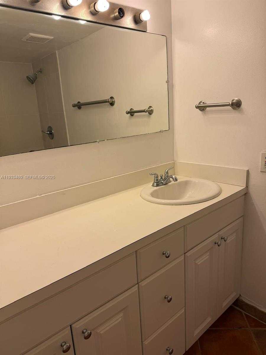 Small Image of 1801 SOUTH TREASURE DR #320, North Bay Village Number 9