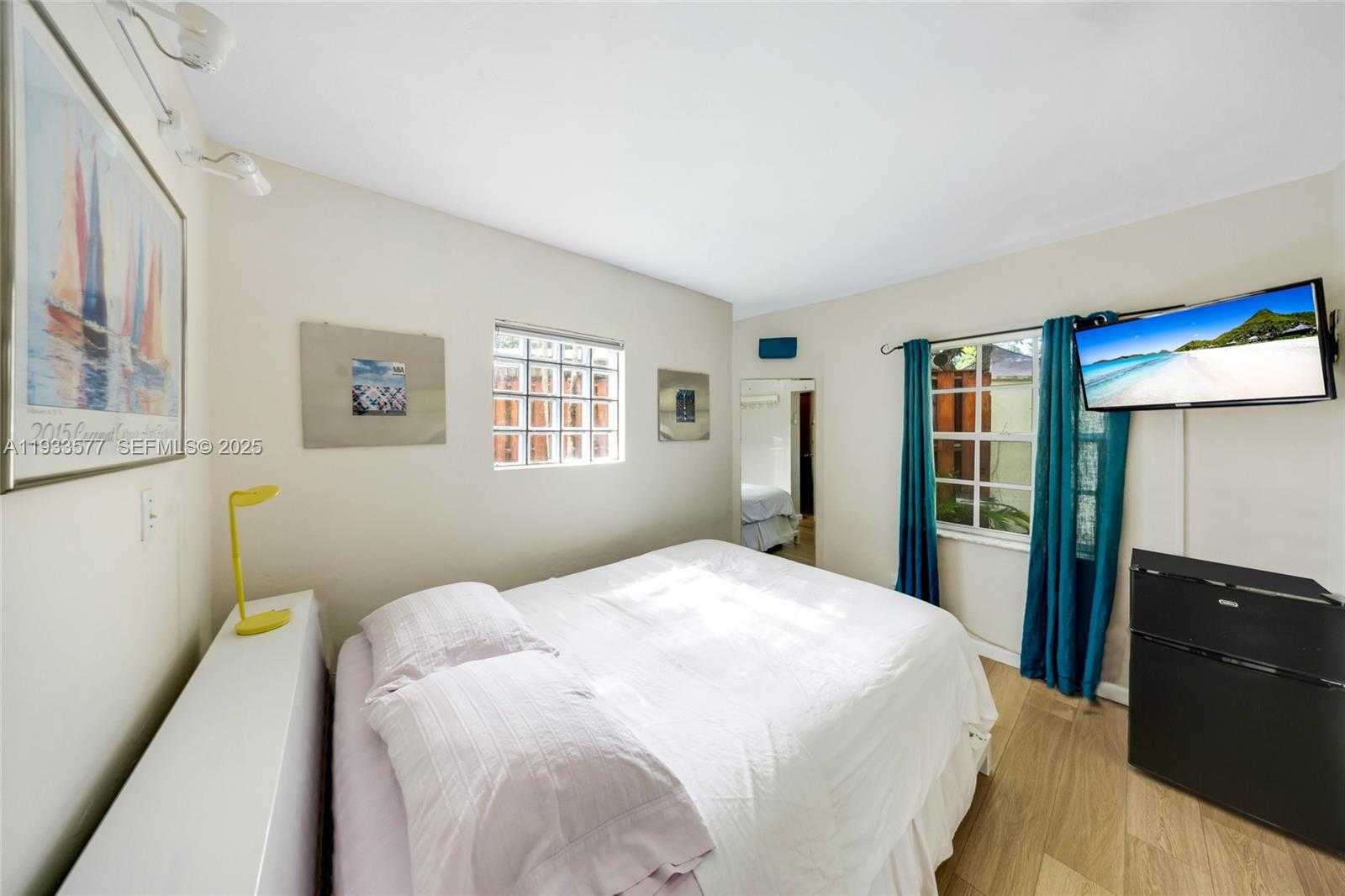 Small Image of 1840 TIGERTAIL AVE, Miami Number 10