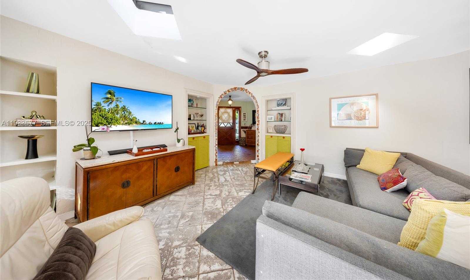 Small Image of 1840 TIGERTAIL AVE, Miami Number 4