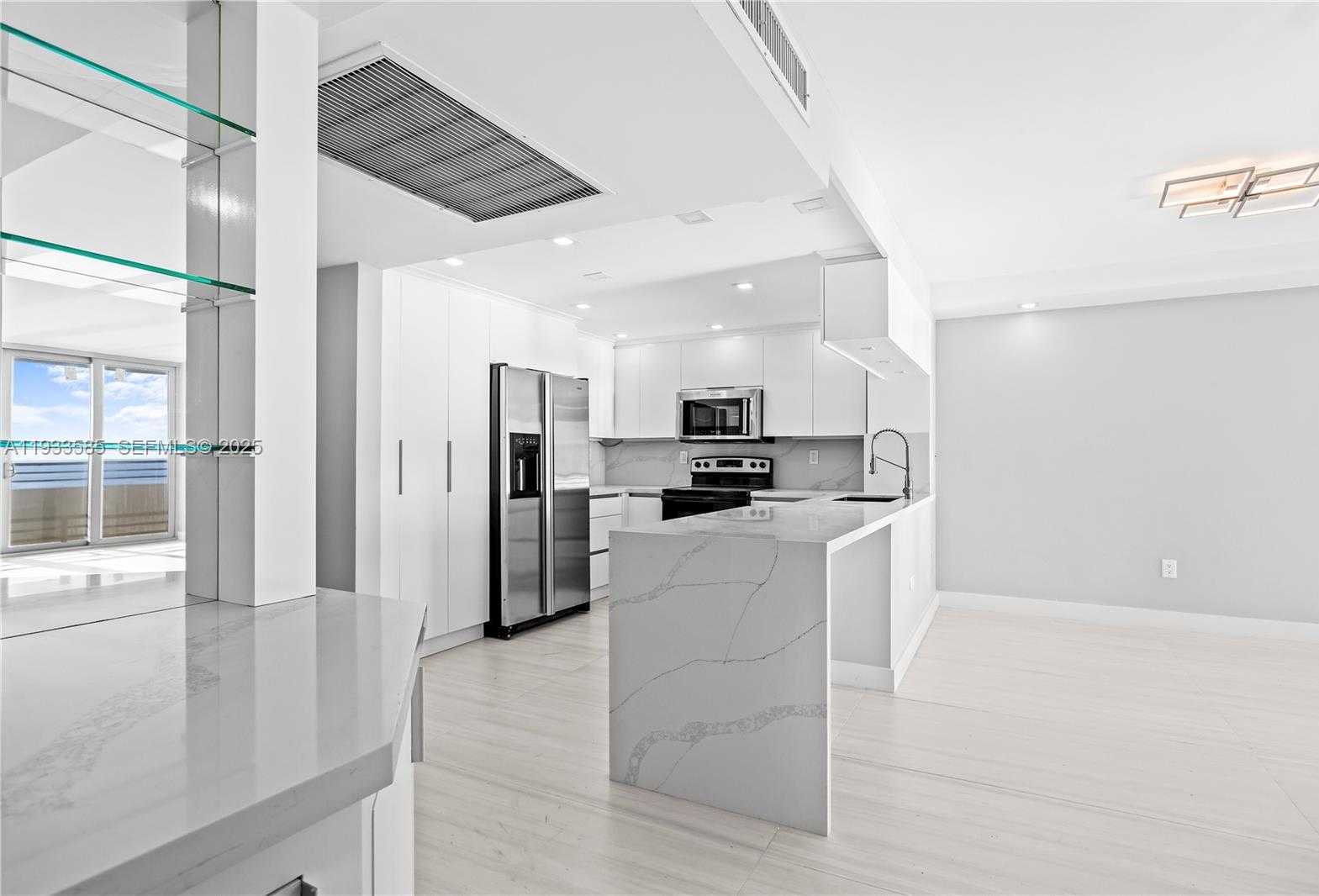 Small Image of 5555 COLLINS AVE #14N, Miami Beach Number 3