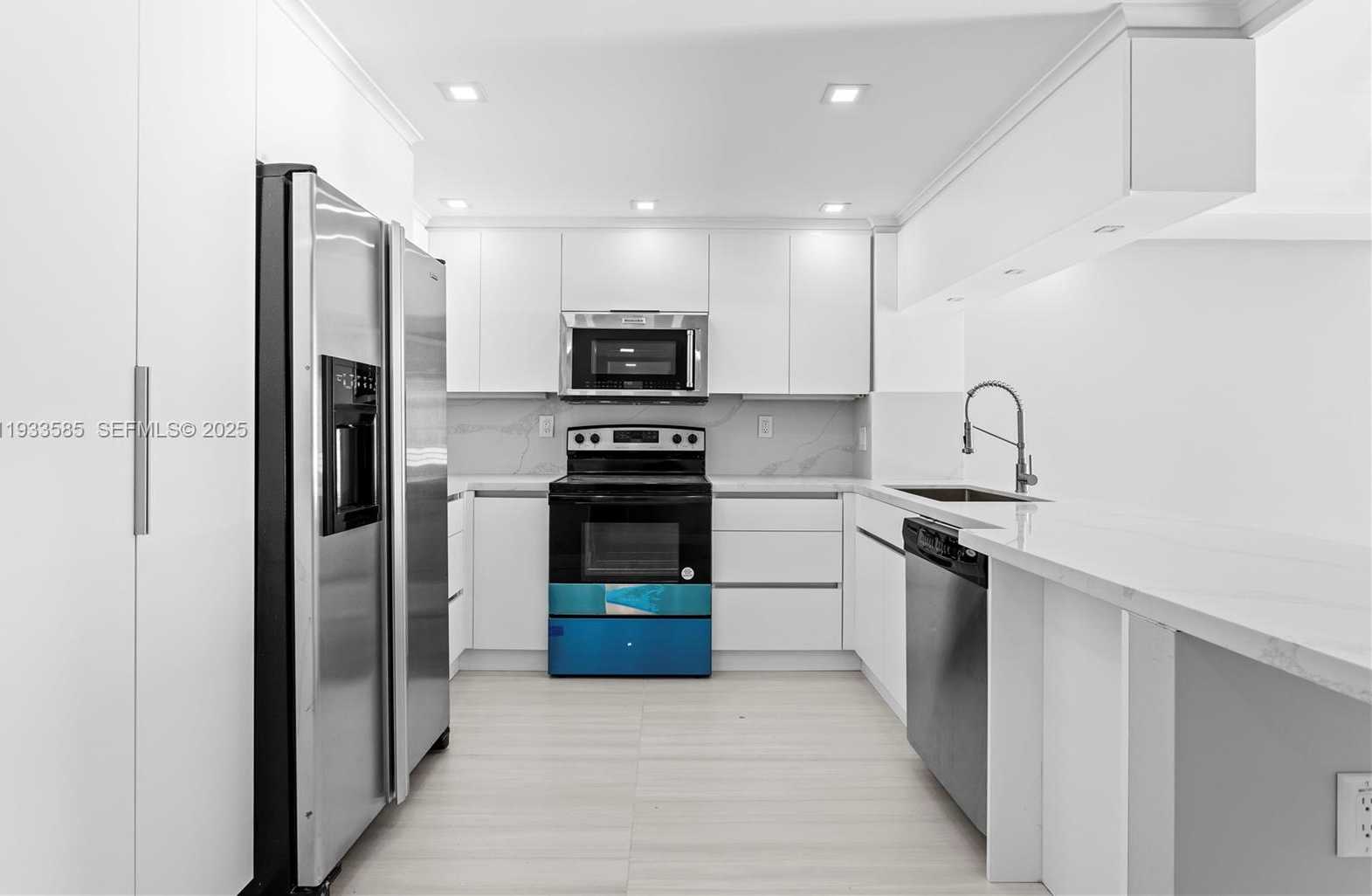 Small Image of 5555 COLLINS AVE #14N, Miami Beach Number 4