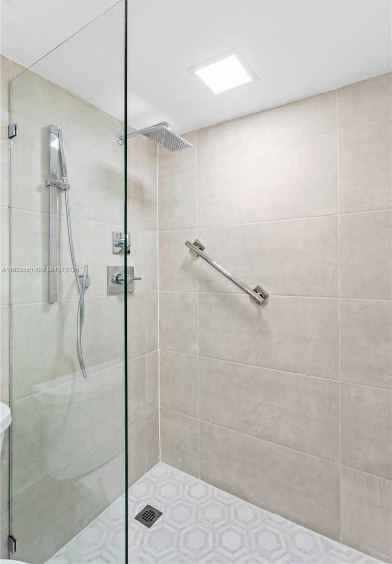 Small Image of 5555 COLLINS AVE #14N, Miami Beach Number 8