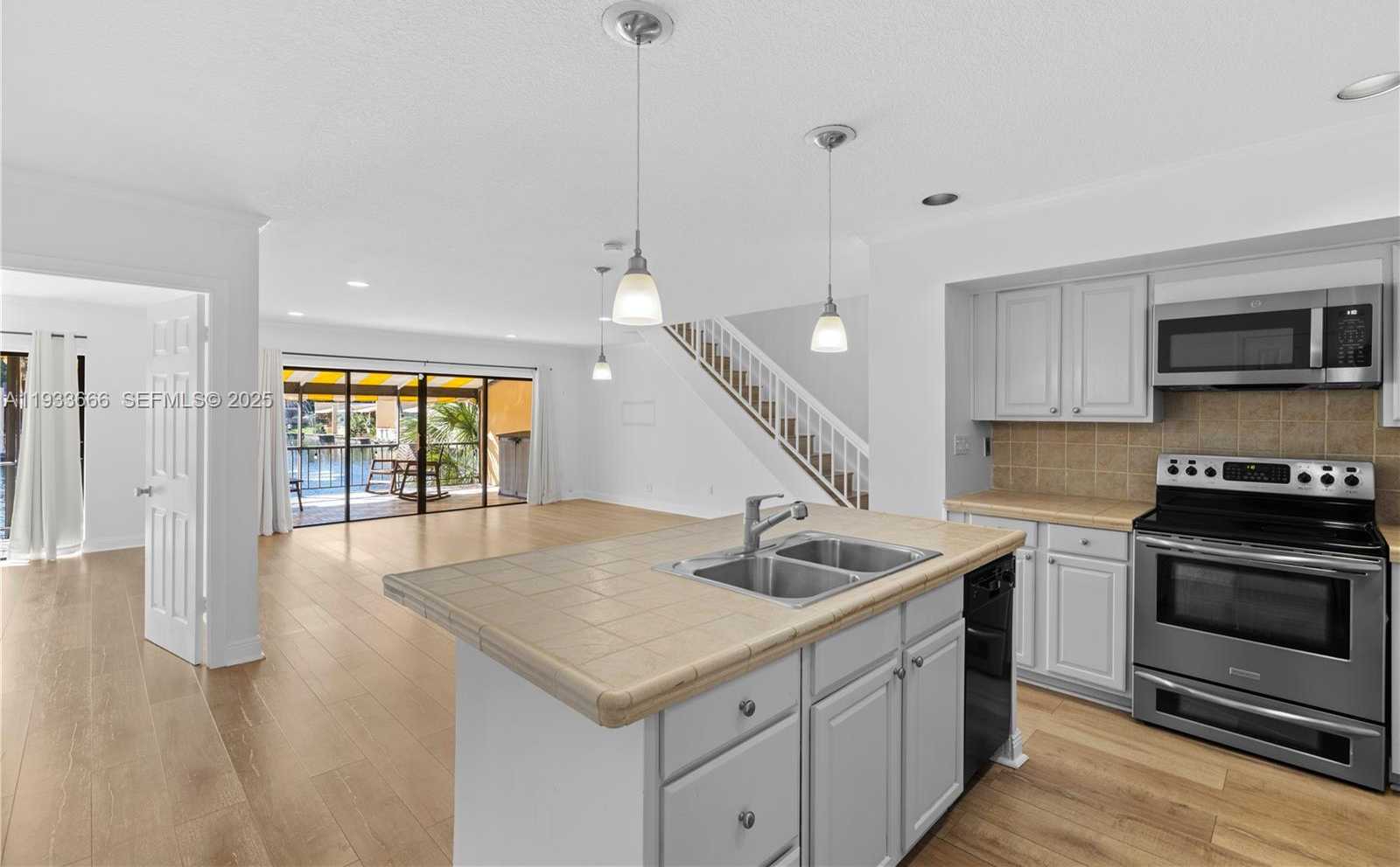 Small Image of 15518 BRAEMAR CT, Miami Lakes Number 4