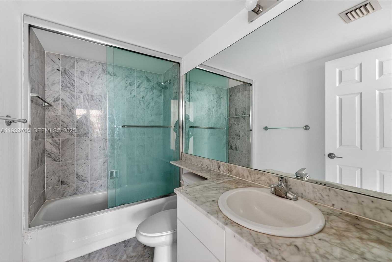 Small Image of 800 CLAUGHTON ISLAND DR #1504, Miami Number 23