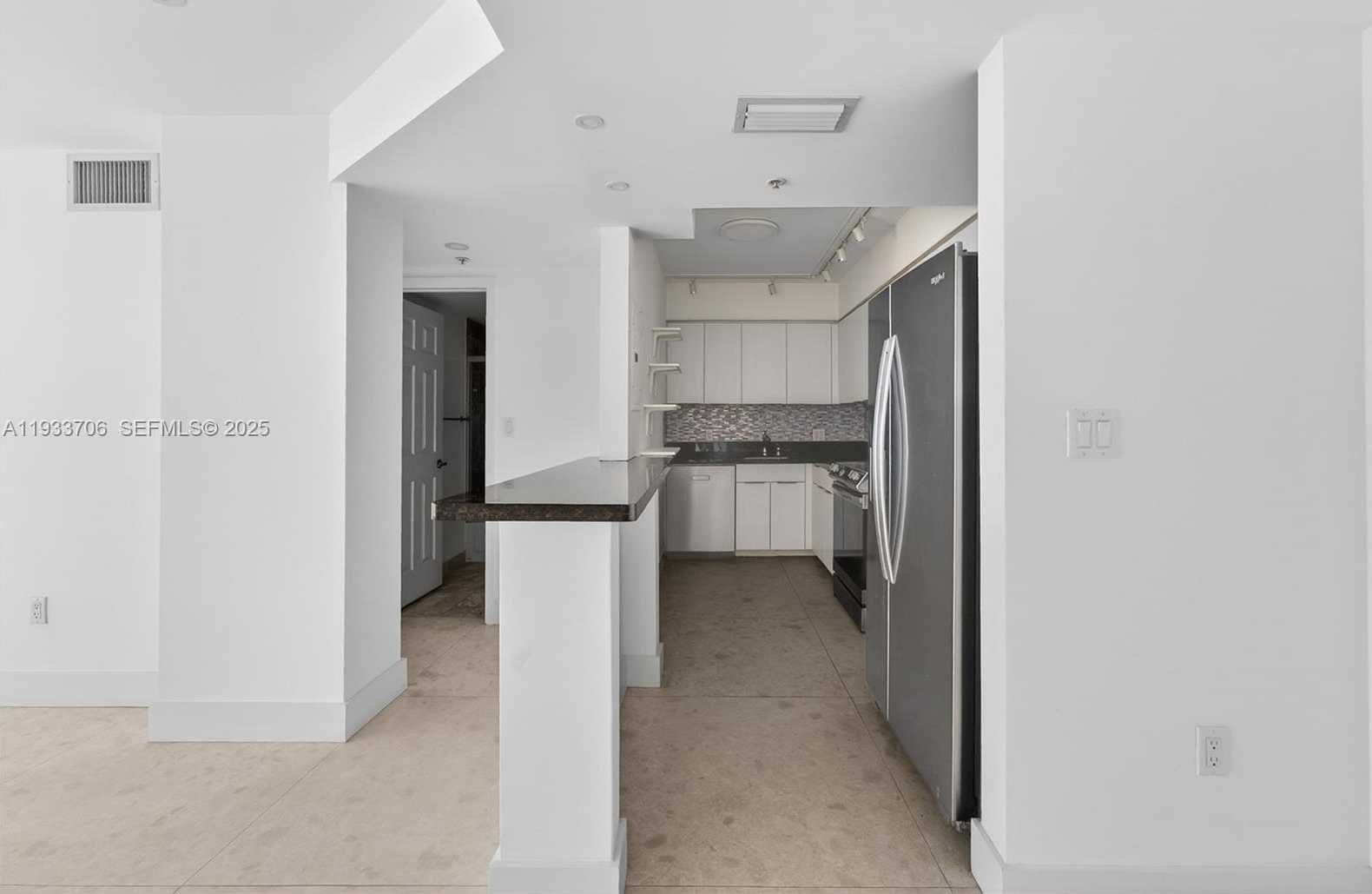 Small Image of 800 CLAUGHTON ISLAND DR #1504, Miami Number 9