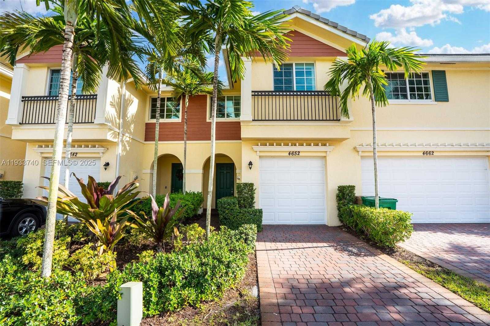 Small Image of 4652 HORSESHOE CIRCLE, Davie Number 2