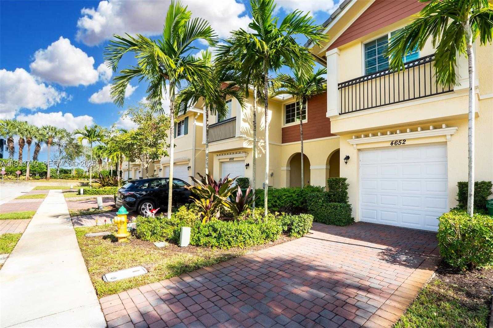 Small Image of 4652 HORSESHOE CIRCLE, Davie Number 3