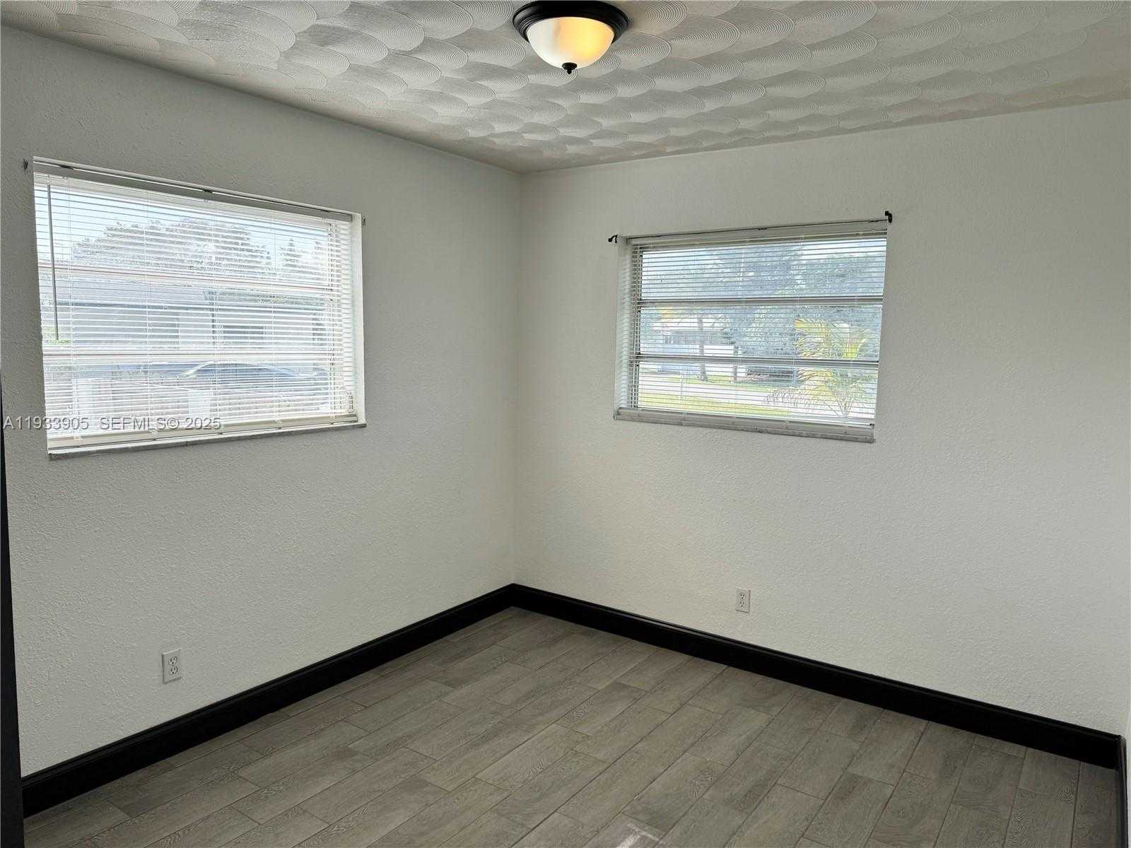 Small Image of Miami Number 16