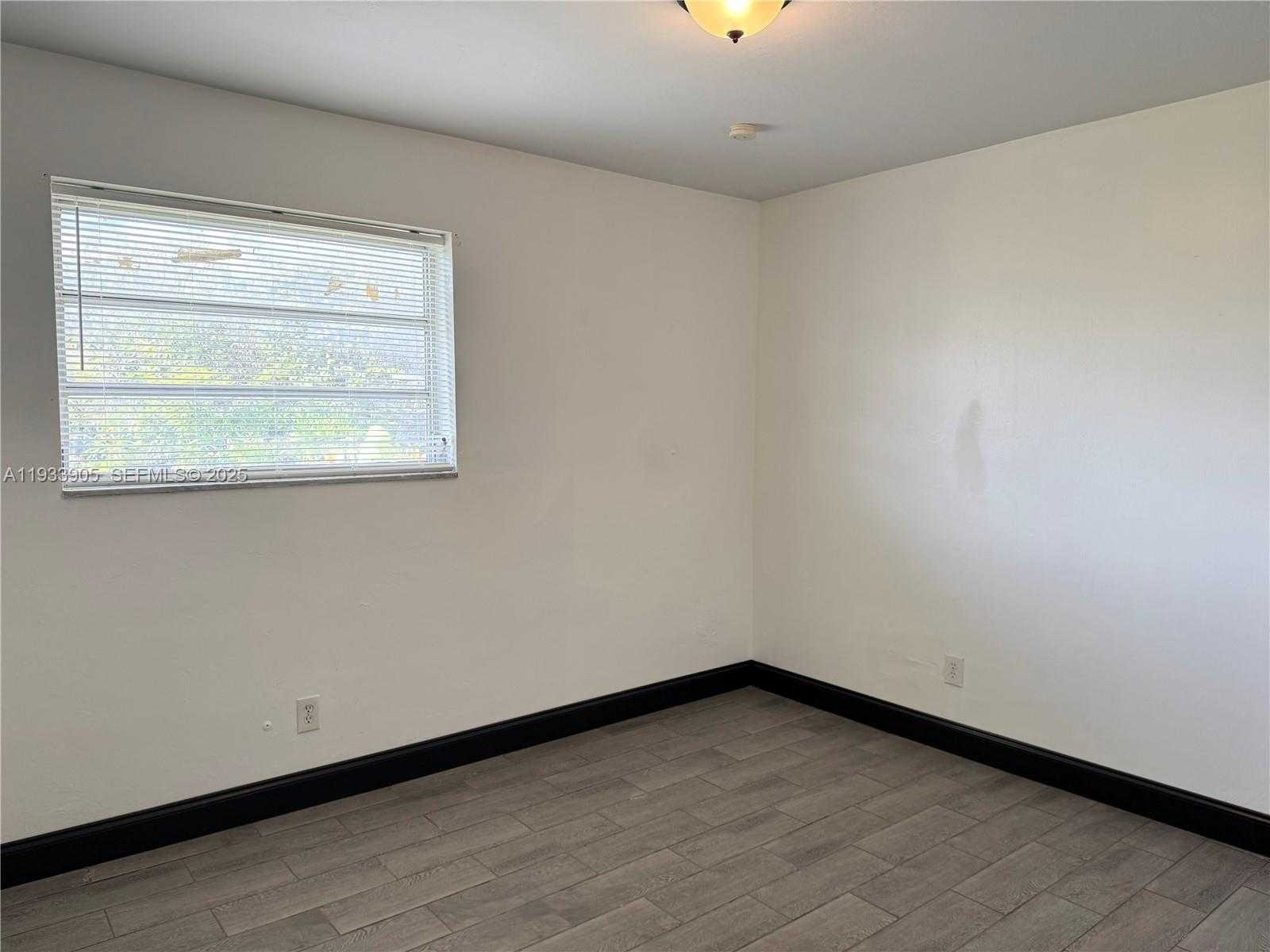 Small Image of Miami Number 8