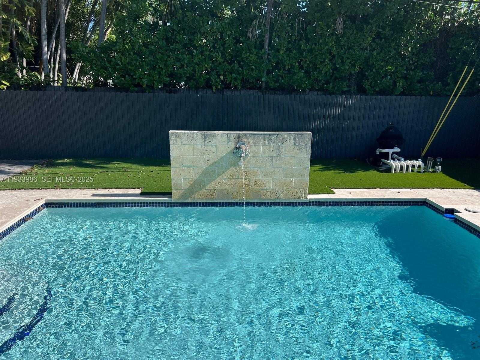 Small Image of 4575 POST AVE, Miami Beach Number 13