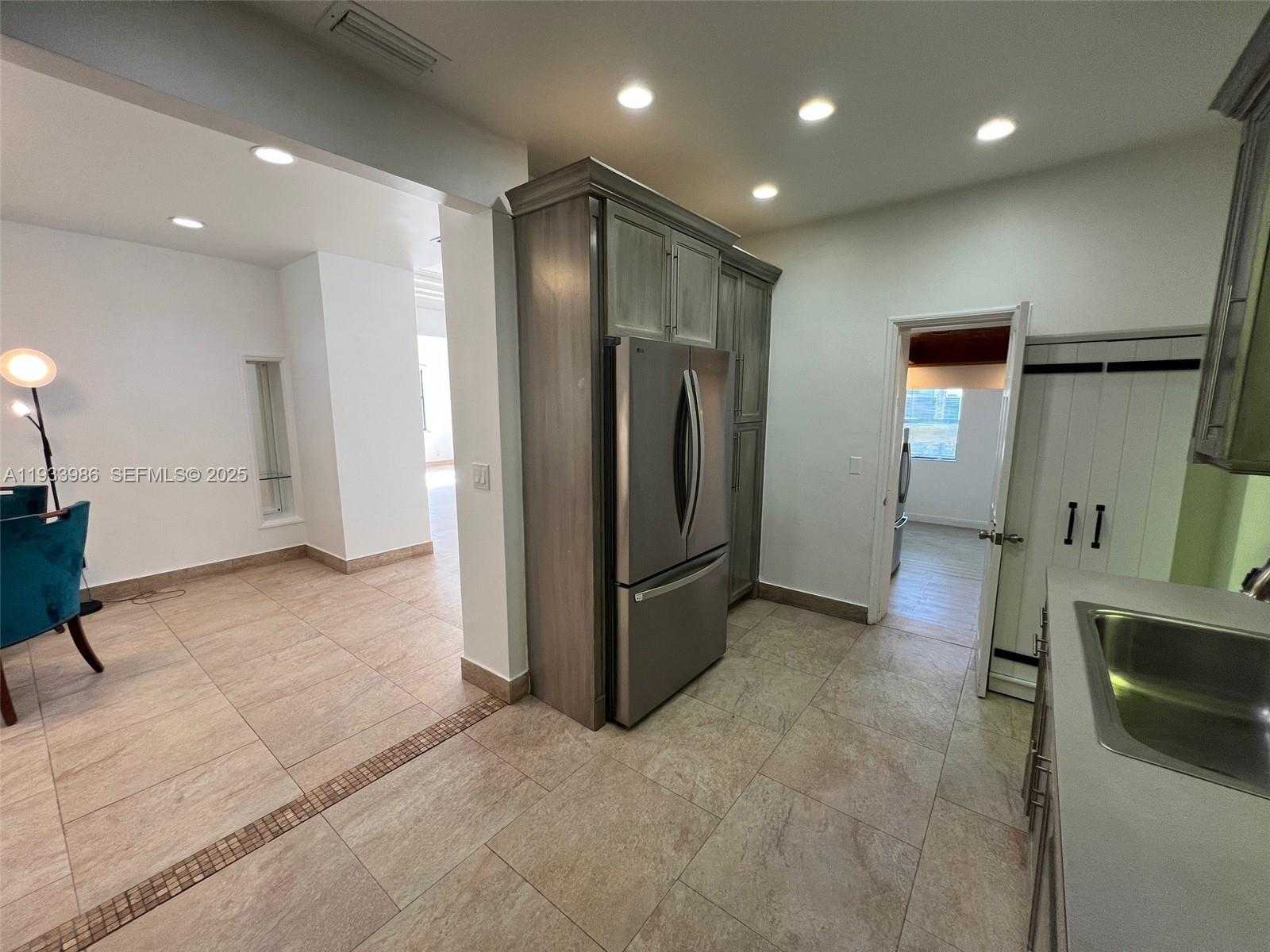 Small Image of 4575 POST AVE, Miami Beach Number 30