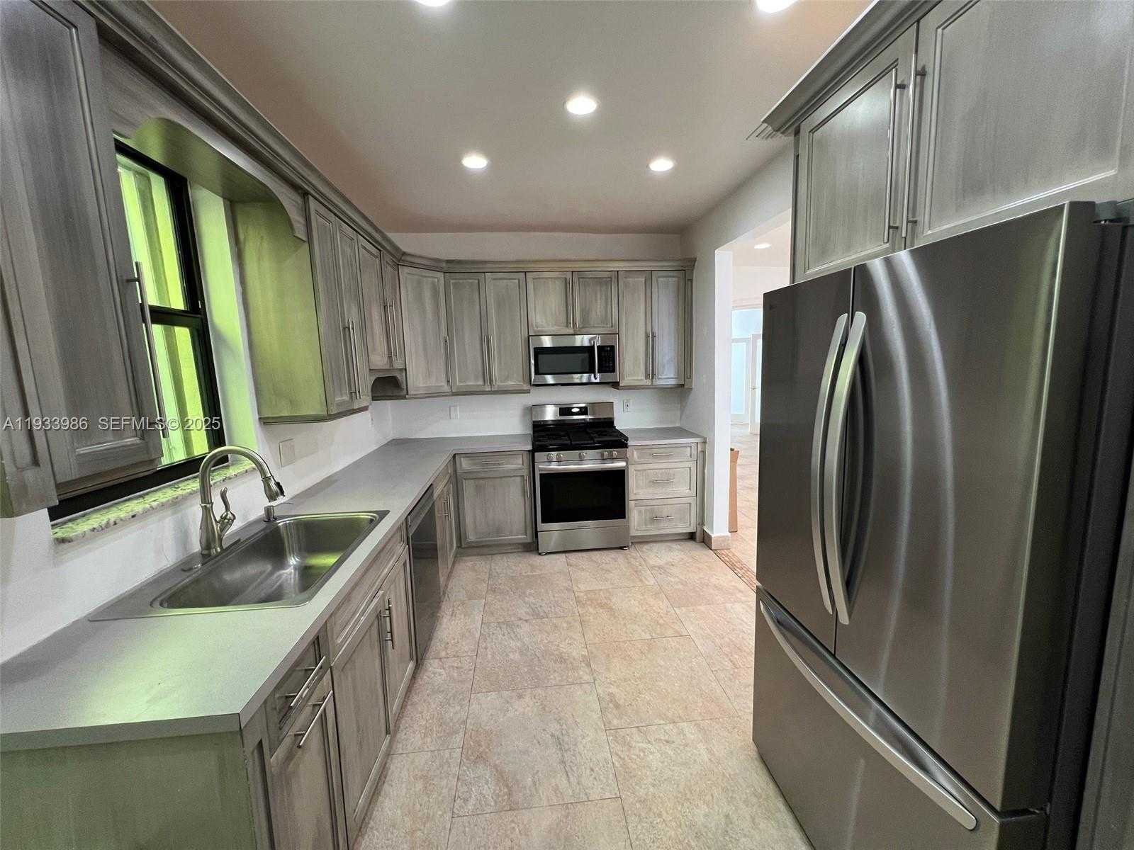 Small Image of 4575 POST AVE, Miami Beach Number 32