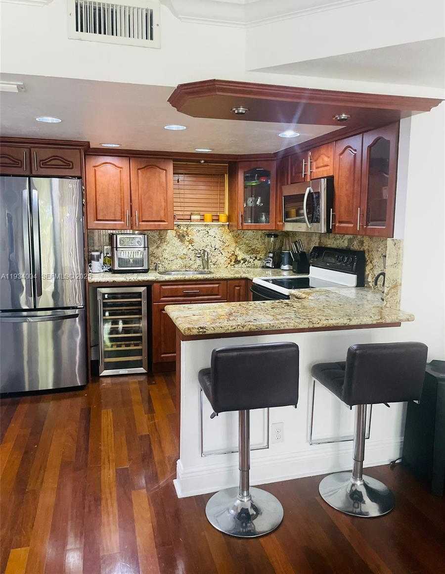 Small Image of 8290 LAKE DR #420, Doral Number 2