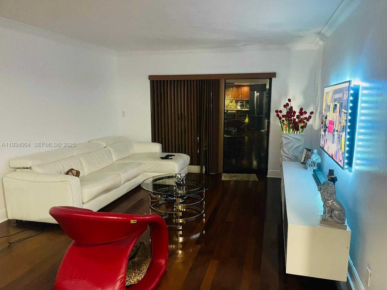 Small Image of 8290 LAKE DR #420, Doral Number 4