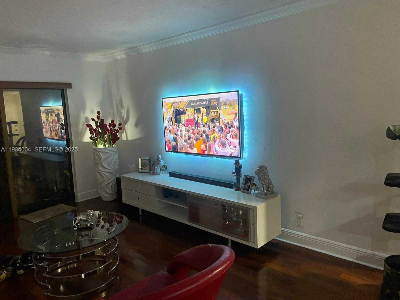 Small Image of 8290 LAKE DR #420, Doral Number 5