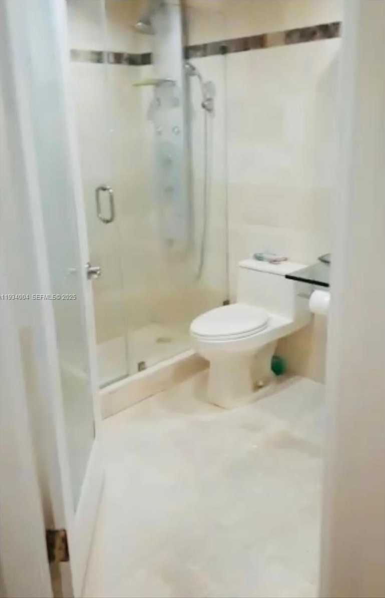 Small Image of 8290 LAKE DR #420, Doral Number 6