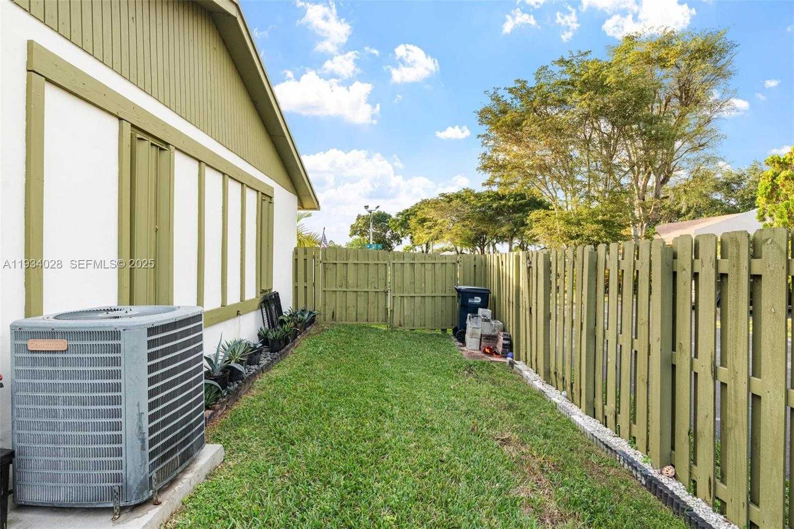 Small Image of 10955 SOUTH WEST 122ND PL #., Miami Number 31