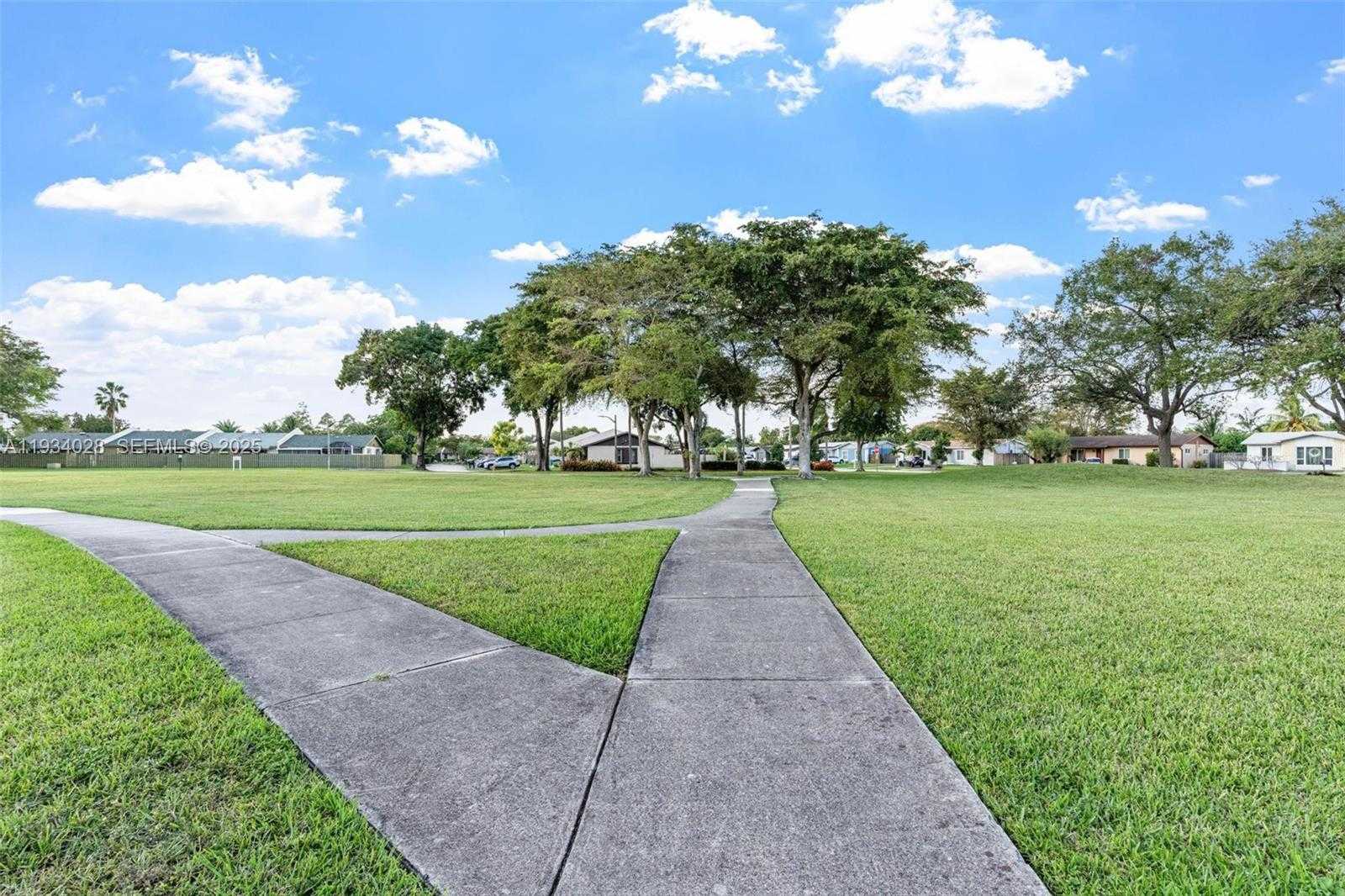 Small Image of 10955 SOUTH WEST 122ND PL #., Miami Number 33