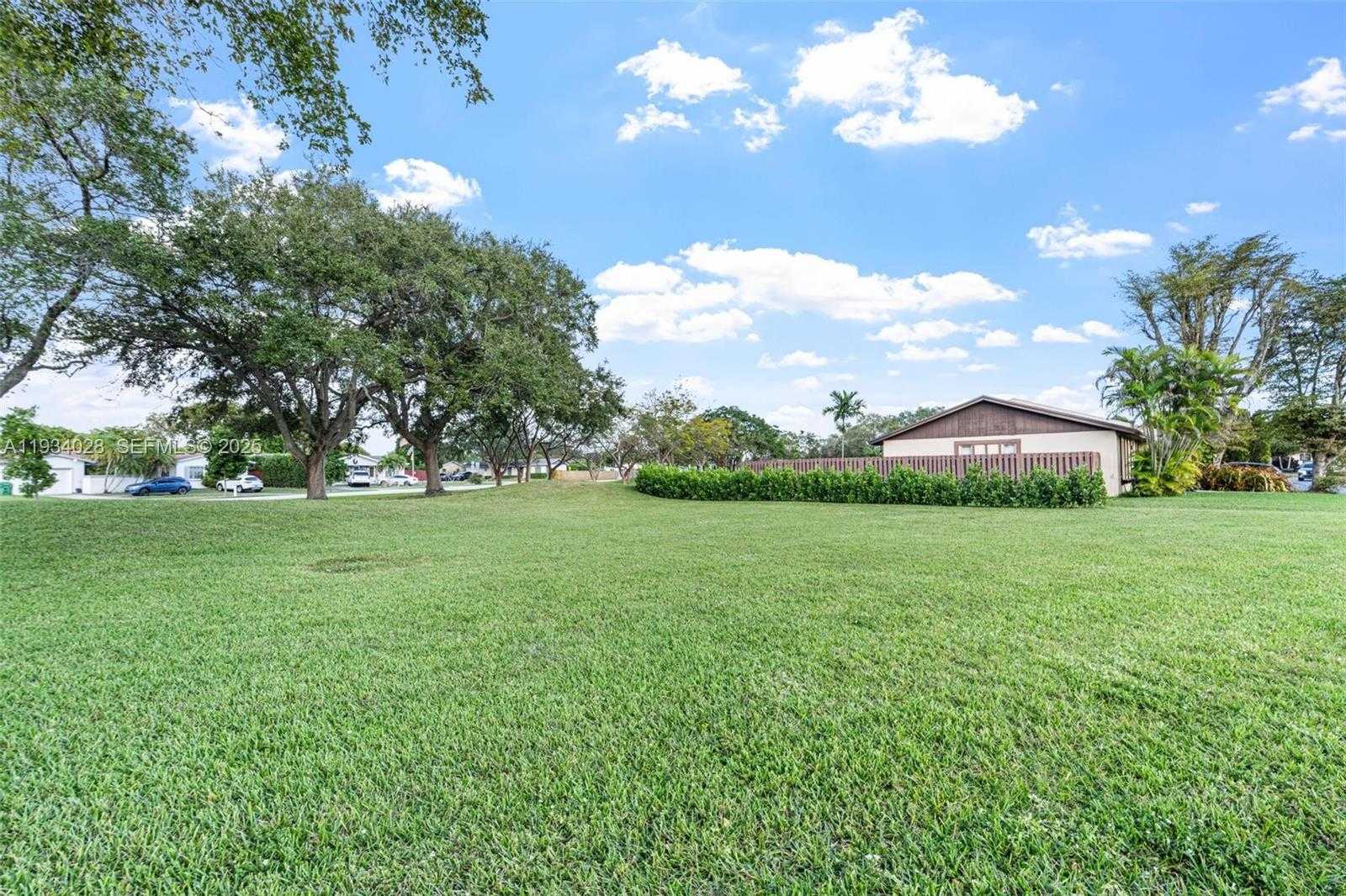 Small Image of 10955 SOUTH WEST 122ND PL #., Miami Number 35