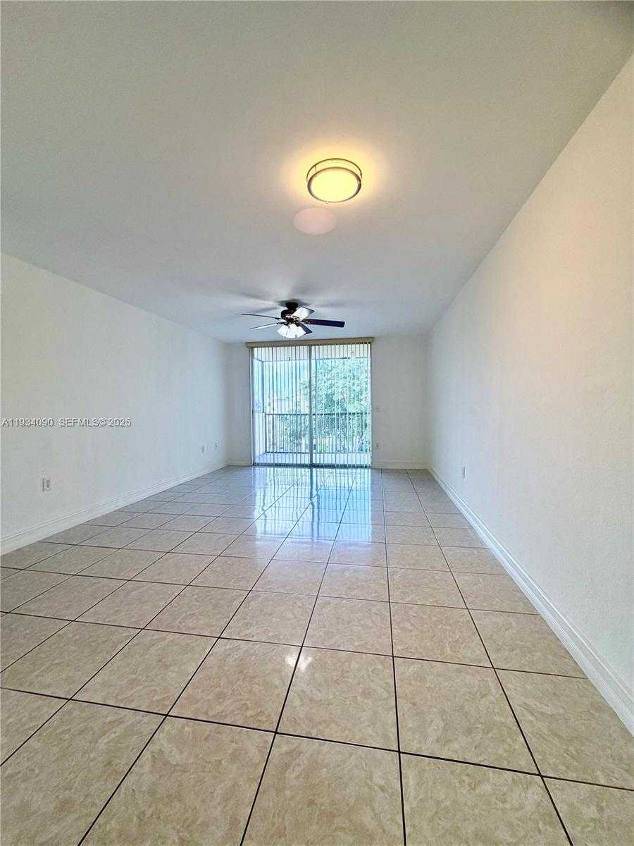 Small Image of 8255 LAKE DR #506, Doral Number 4