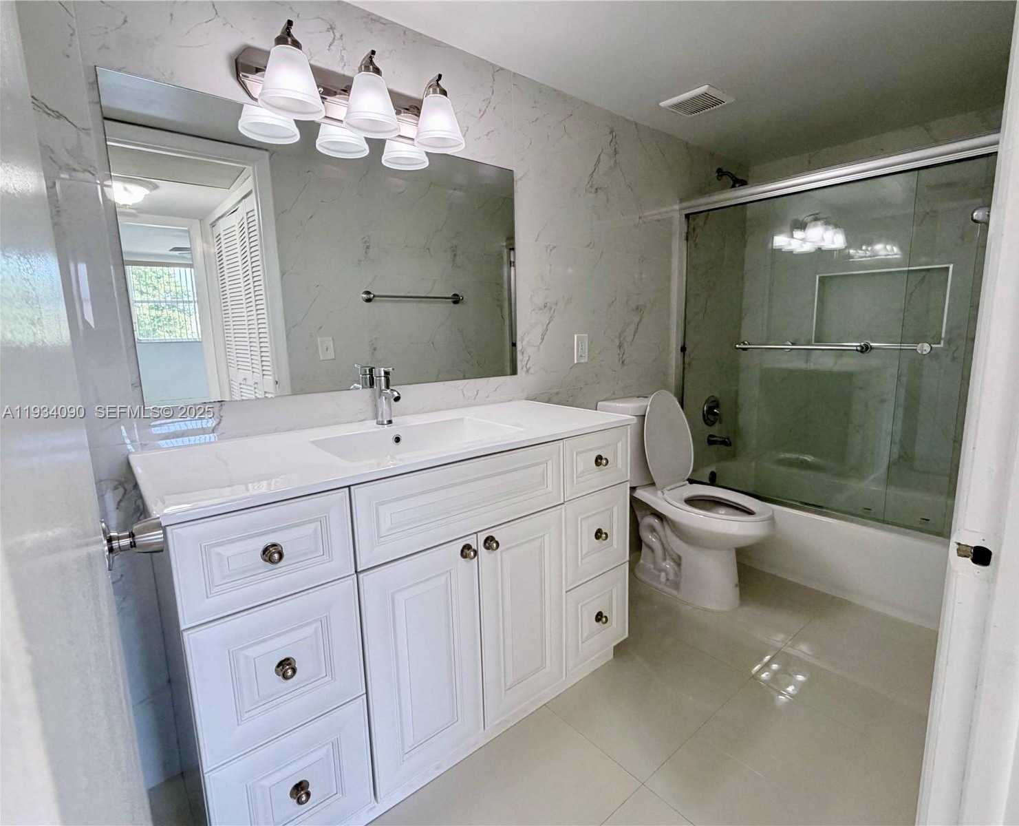 Small Image of 8255 LAKE DR #506, Doral Number 5