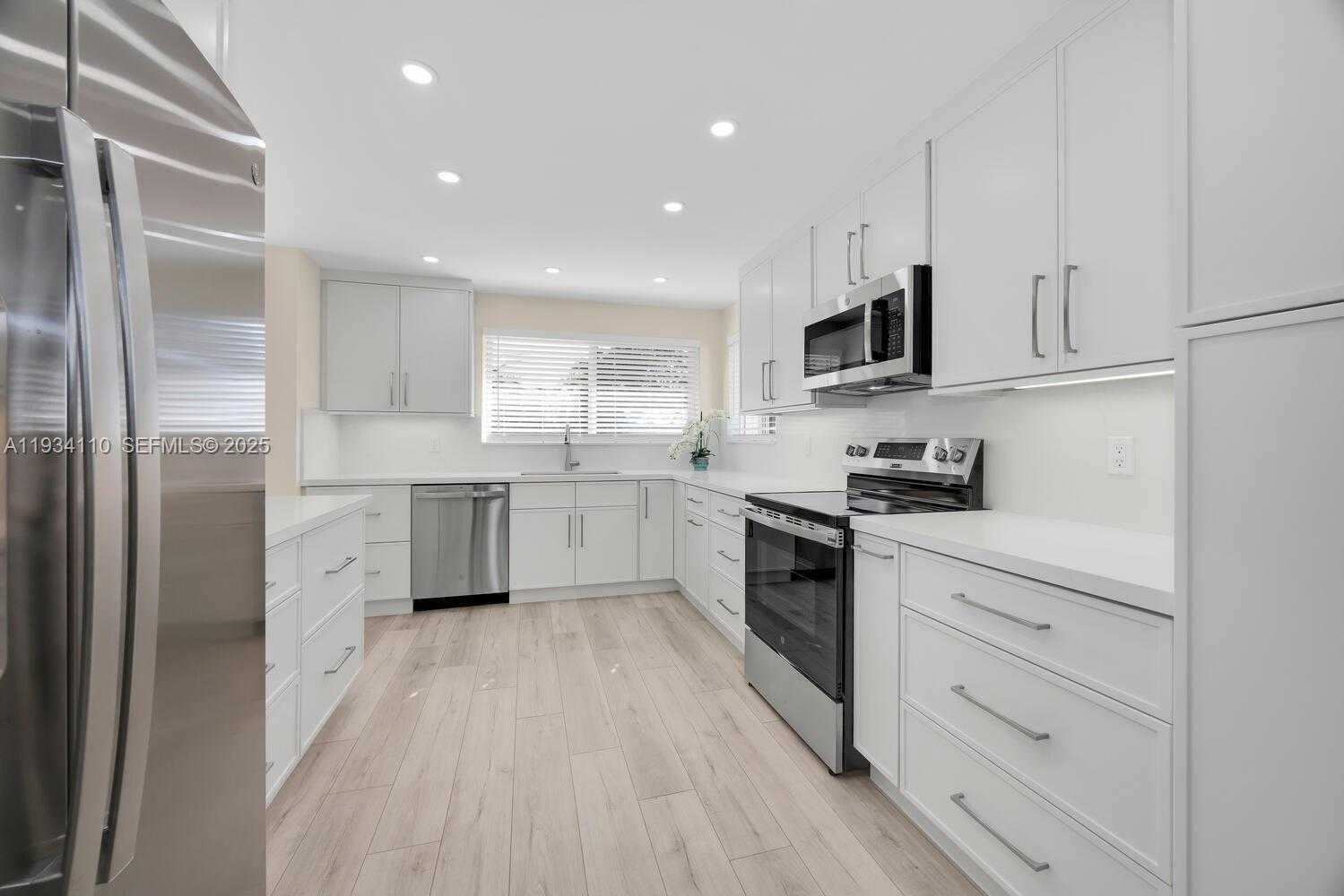 Small Image of 6110 SOUTH WEST 79TH ST, South Miami Number 4