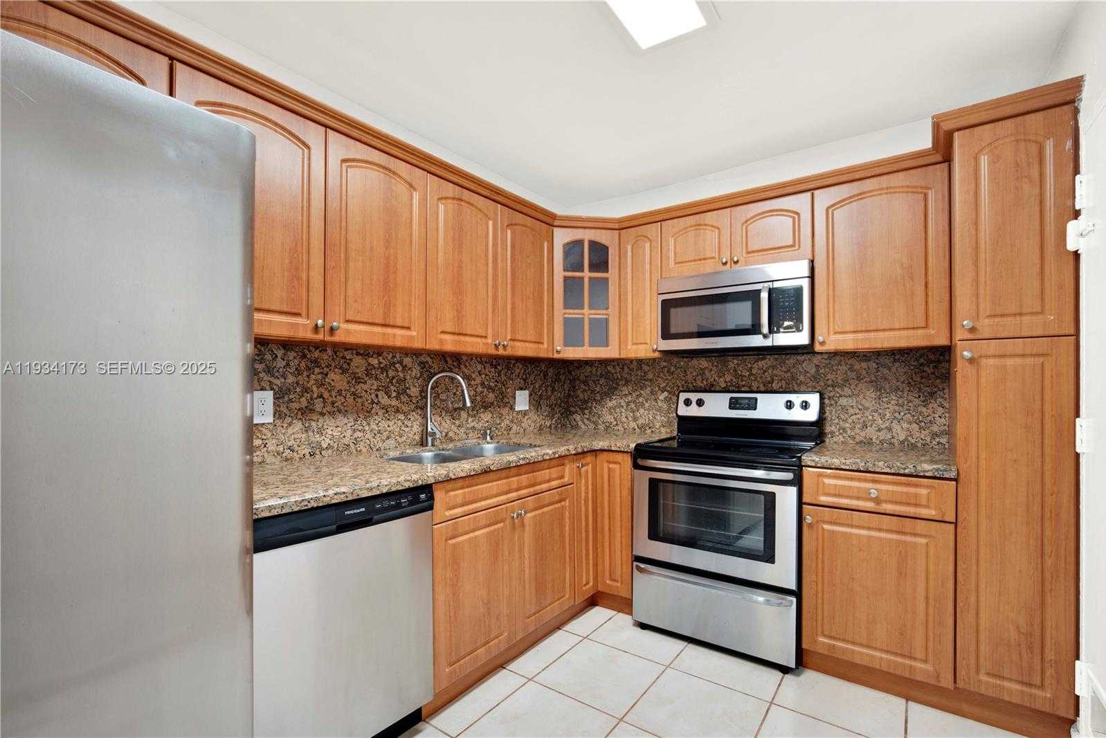 Small Image of 400 KINGS POINT DR #1604, Sunny Isles Beach Number 12