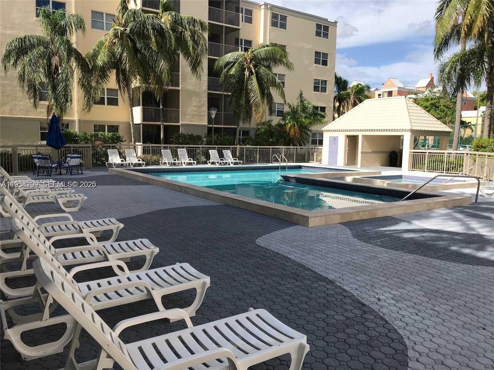 Small Image of 8215 LAKE DR #504, Doral Number 16