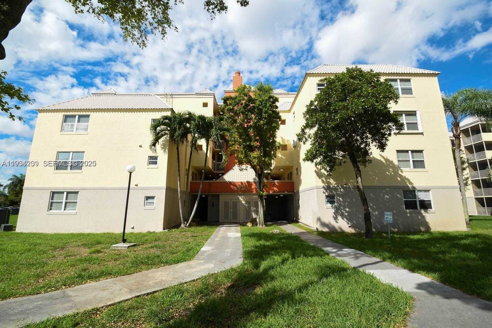 Small Image of 8215 LAKE DR #504, Doral Number 21