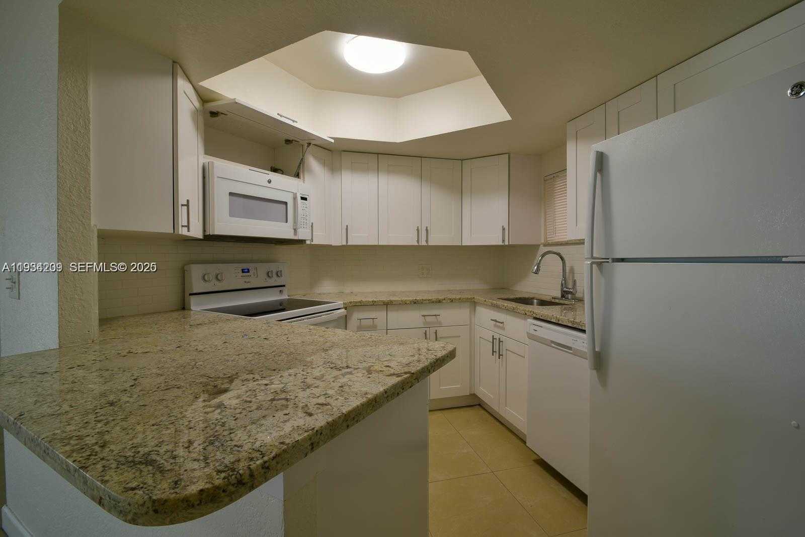 Small Image of 8215 LAKE DR #504, Doral Number 3