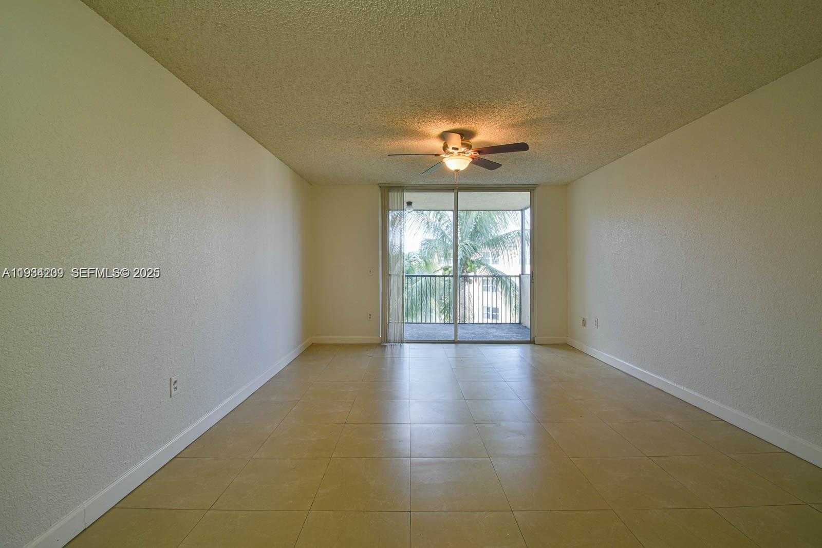 Small Image of 8215 LAKE DR #504, Doral Number 4