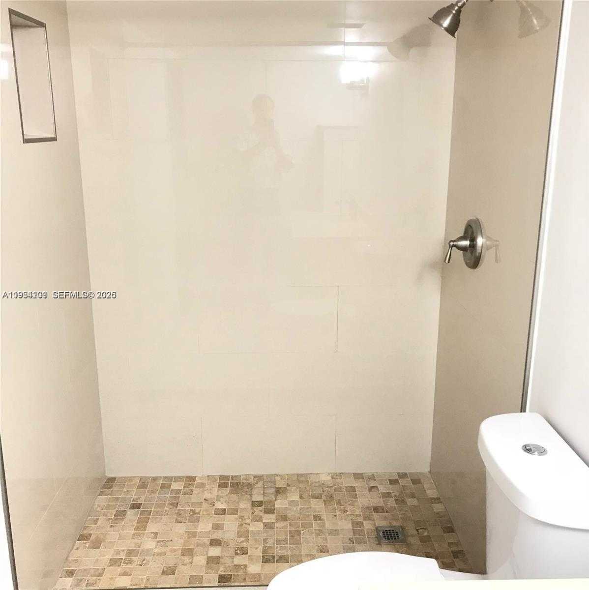 Small Image of 8215 LAKE DR #504, Doral Number 7