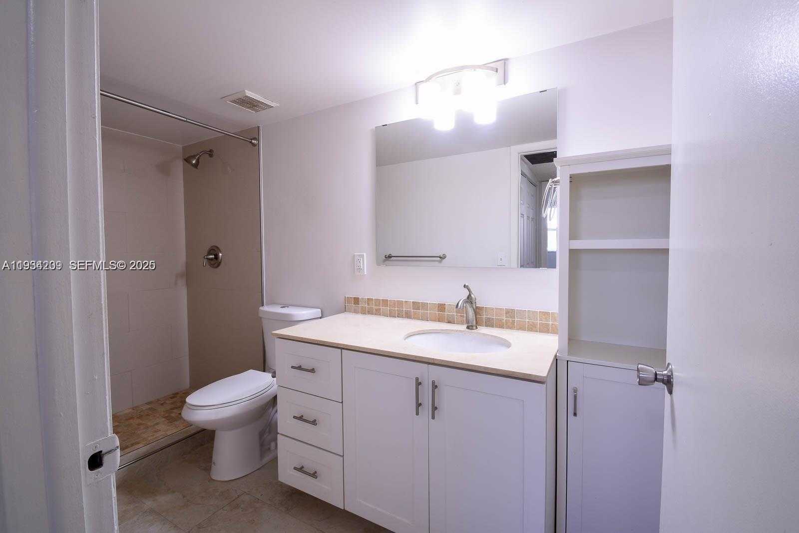 Small Image of 8215 LAKE DR #504, Doral Number 9