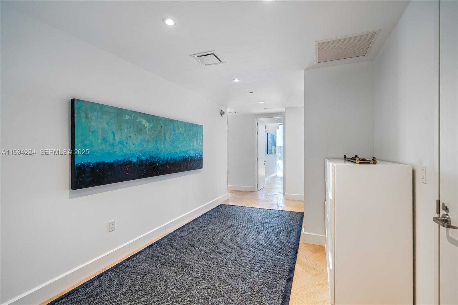 Small Image of Miami Number 31