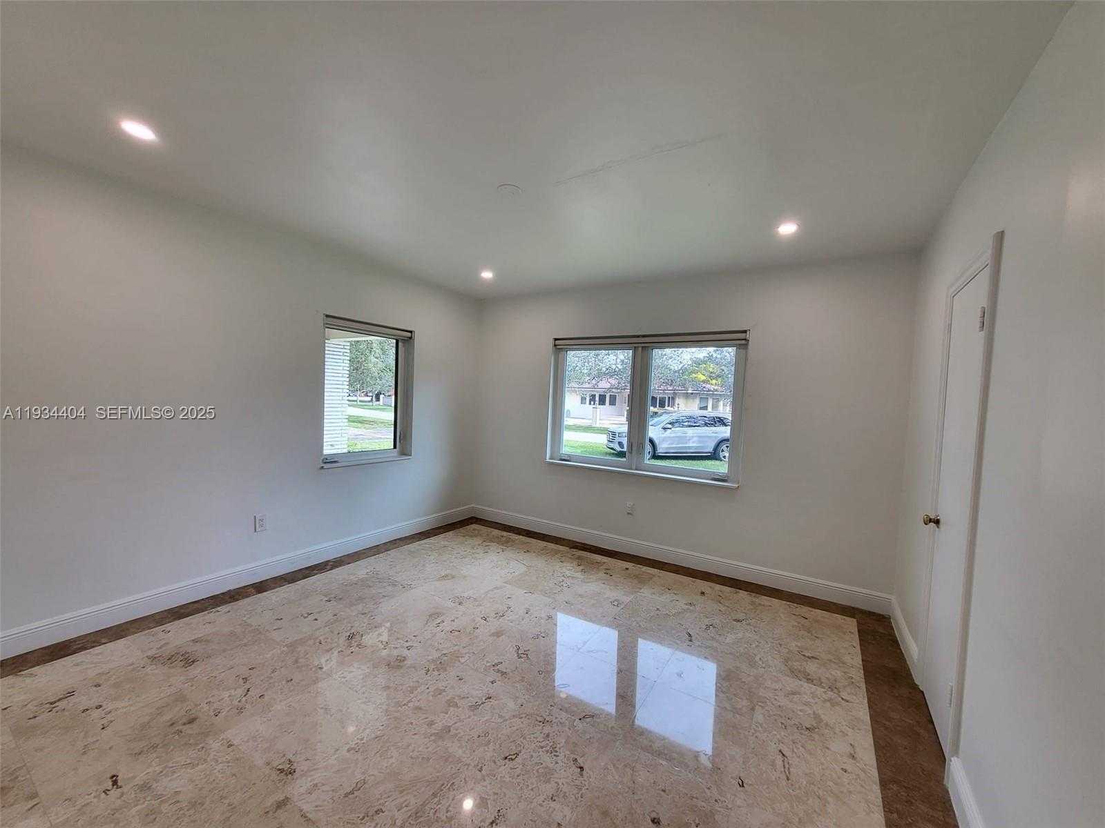 Small Image of 825 CREMONA AVE, Coral Gables Number 12