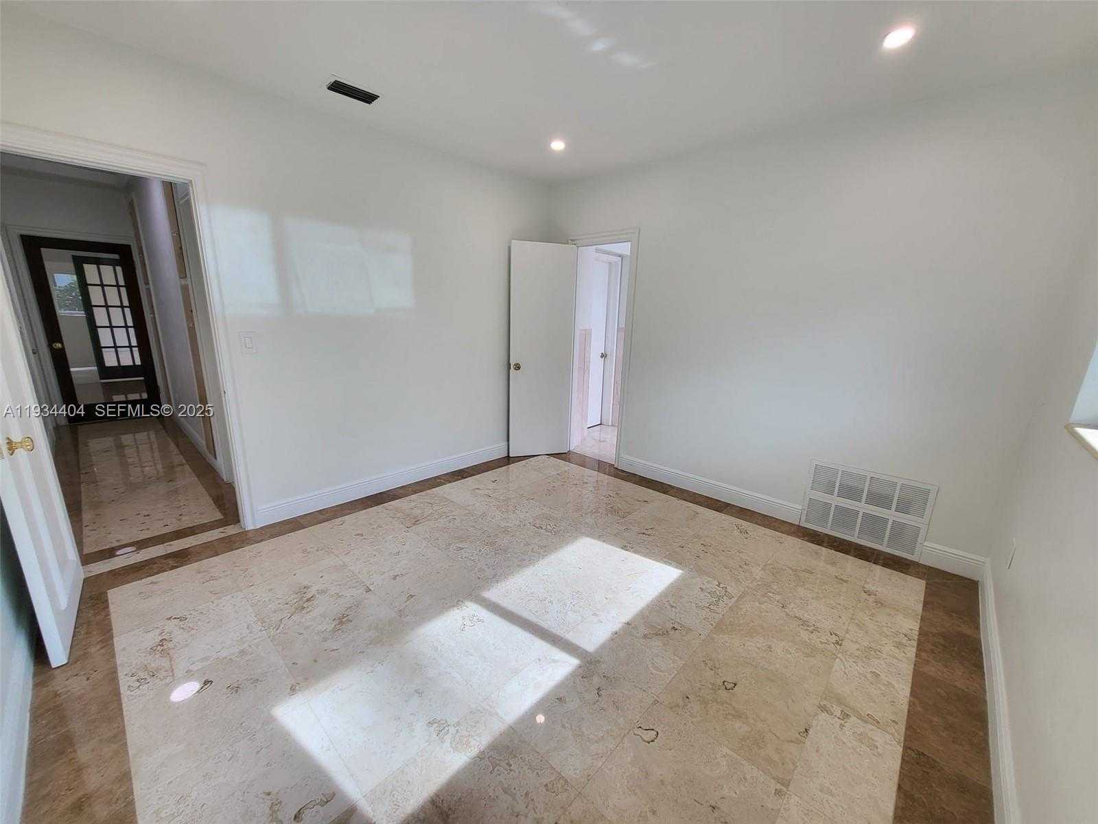 Small Image of 825 CREMONA AVE, Coral Gables Number 19