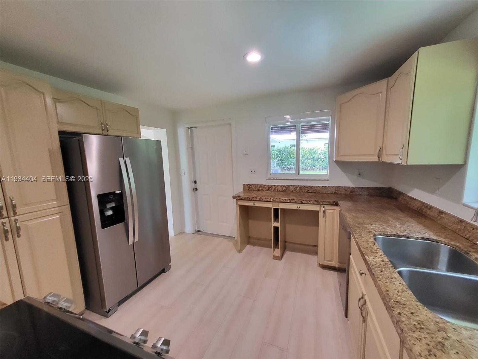 Small Image of 825 CREMONA AVE, Coral Gables Number 29