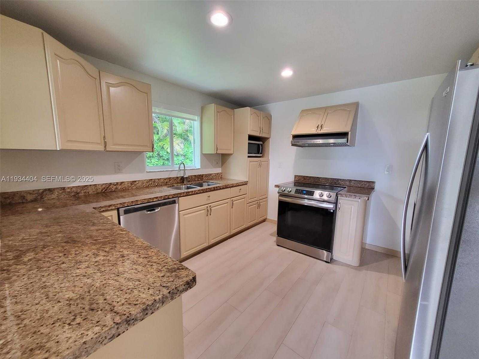 Small Image of 825 CREMONA AVE, Coral Gables Number 30