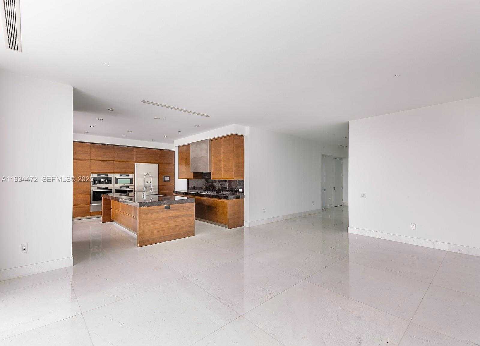 Small Image of 800 SOUTH POINTE DR #2103, Miami Beach Number 3