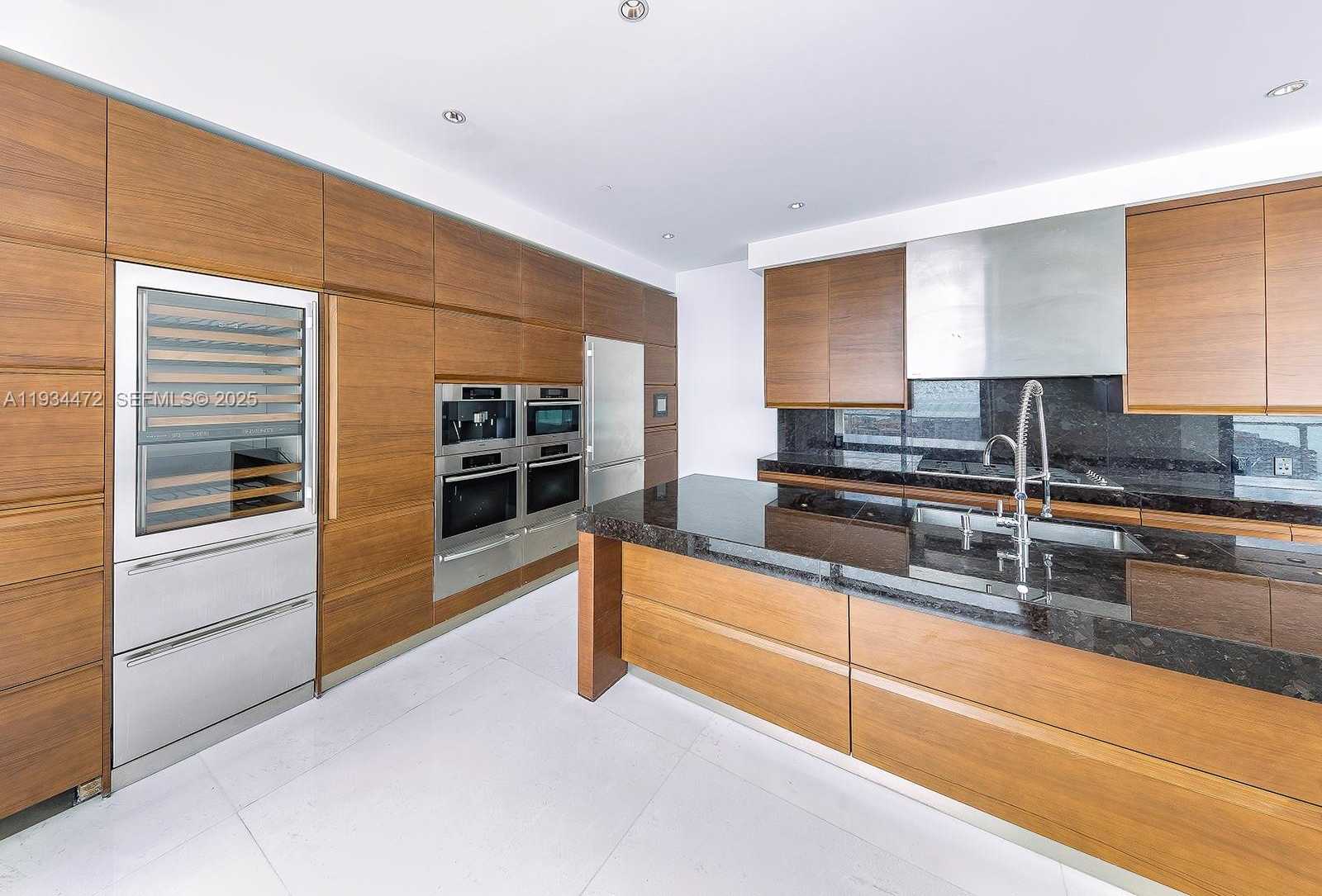 Small Image of 800 SOUTH POINTE DR #2103, Miami Beach Number 4