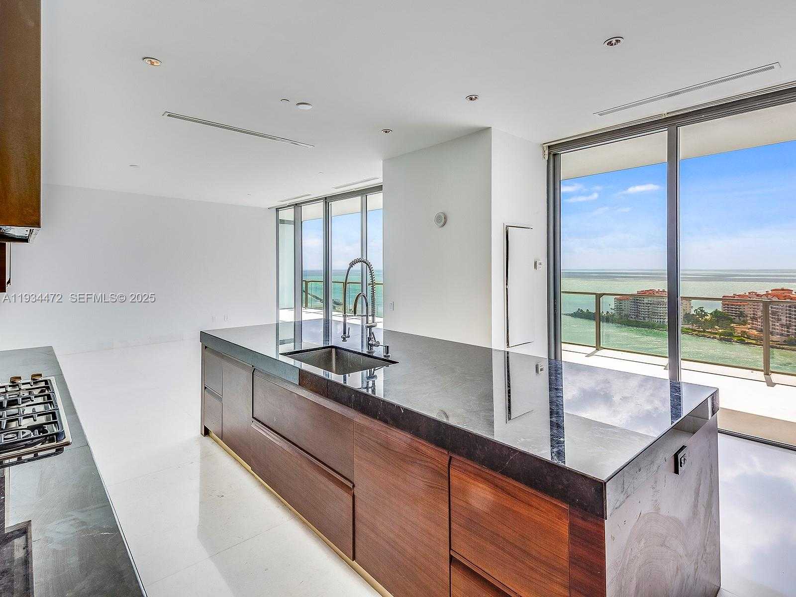 Small Image of 800 SOUTH POINTE DR #2103, Miami Beach Number 7
