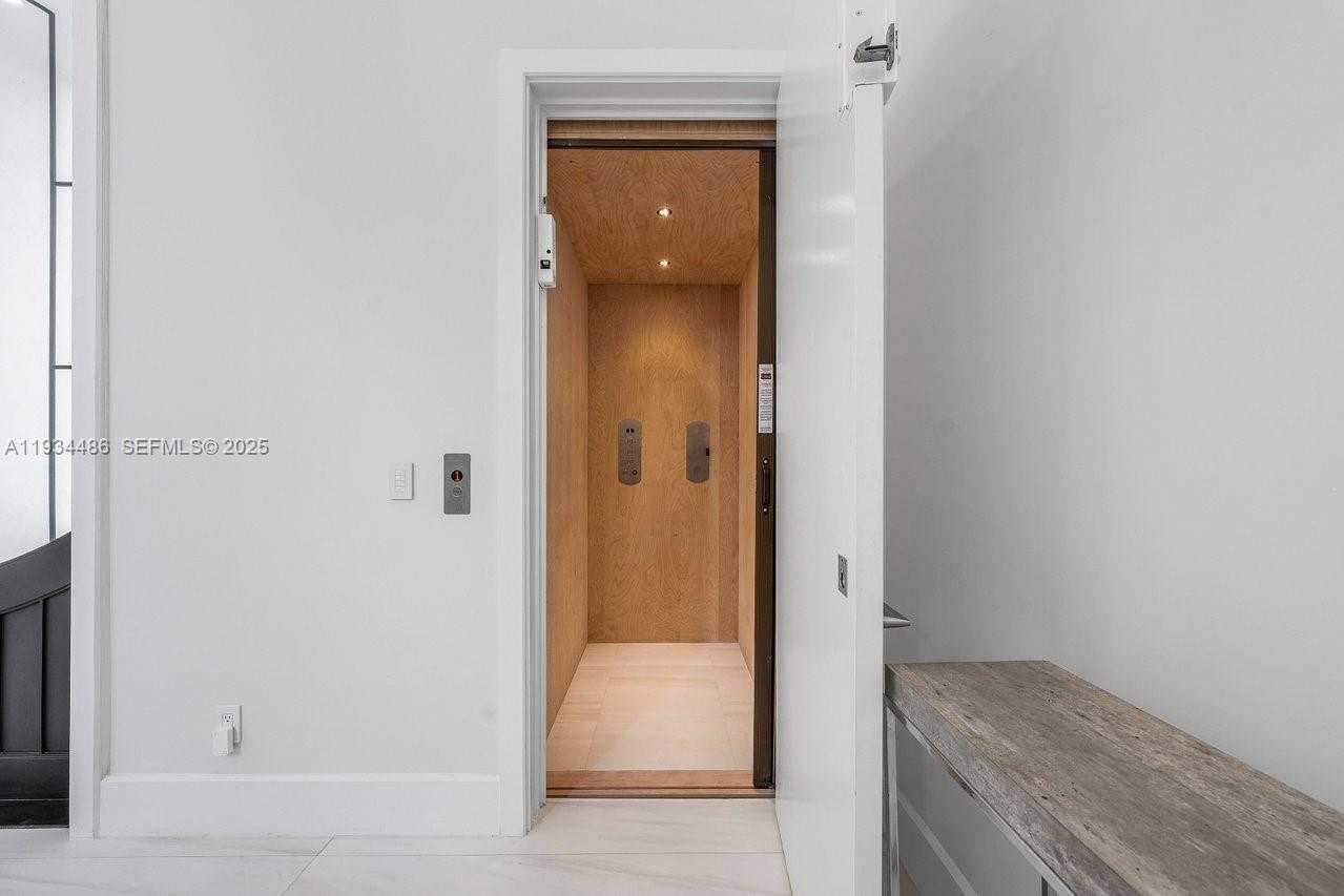 Small Image of 3912 ISLAND ESTATES DR, Aventura Number 24