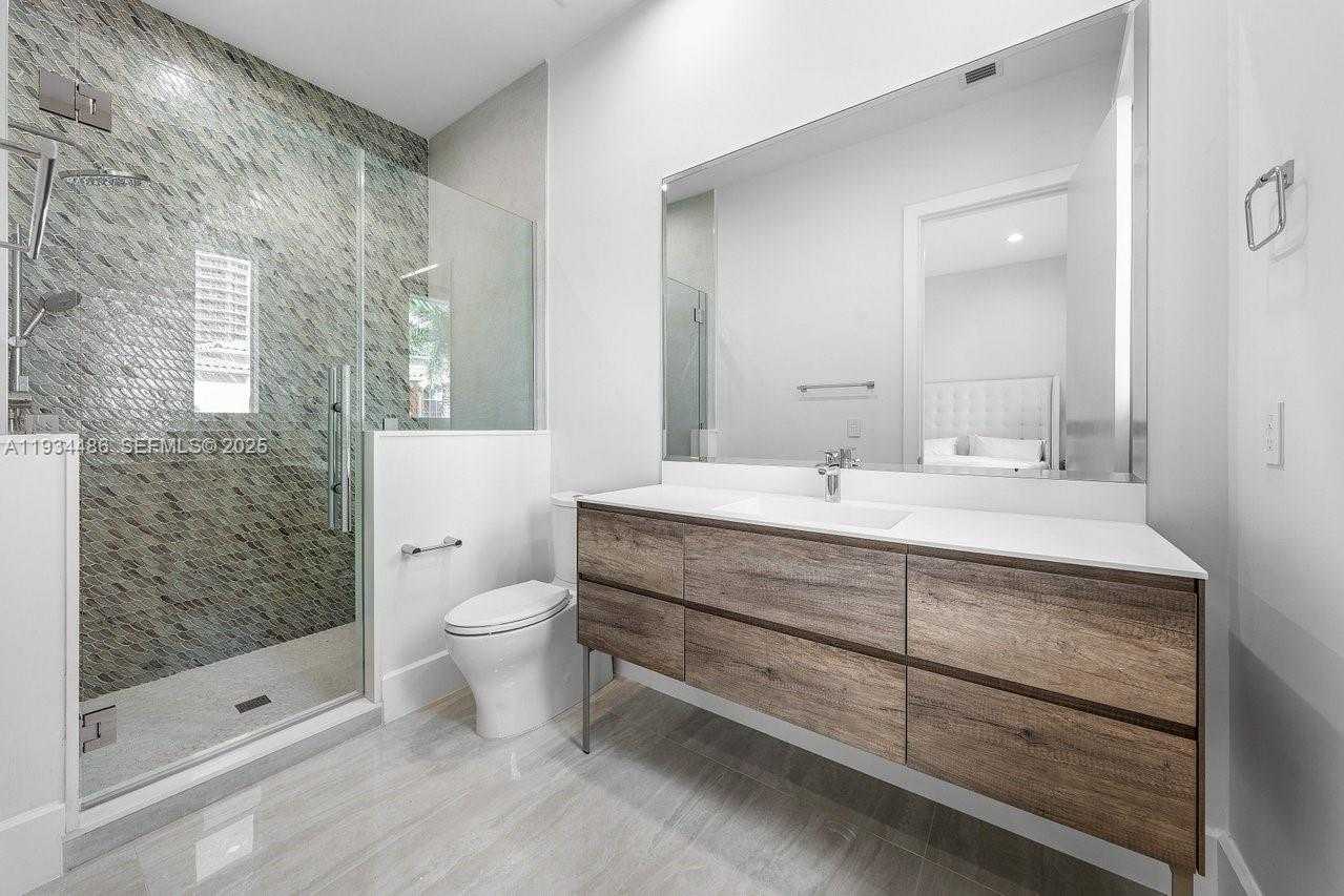 Small Image of 3912 ISLAND ESTATES DR, Aventura Number 34