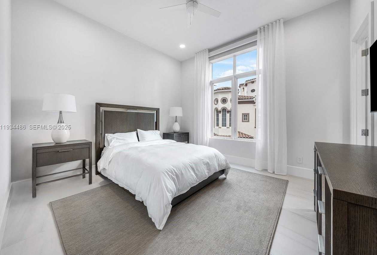 Small Image of 3912 ISLAND ESTATES DR, Aventura Number 35