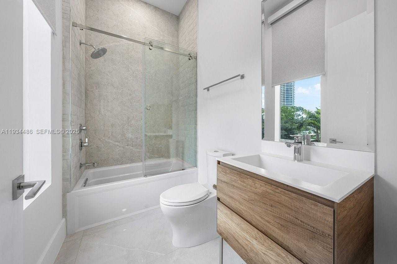 Small Image of 3912 ISLAND ESTATES DR, Aventura Number 36