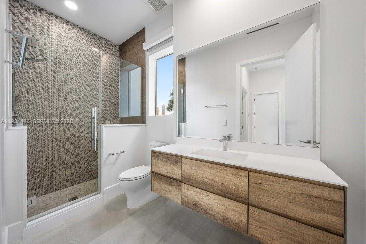 Small Image of 3912 ISLAND ESTATES DR, Aventura Number 50