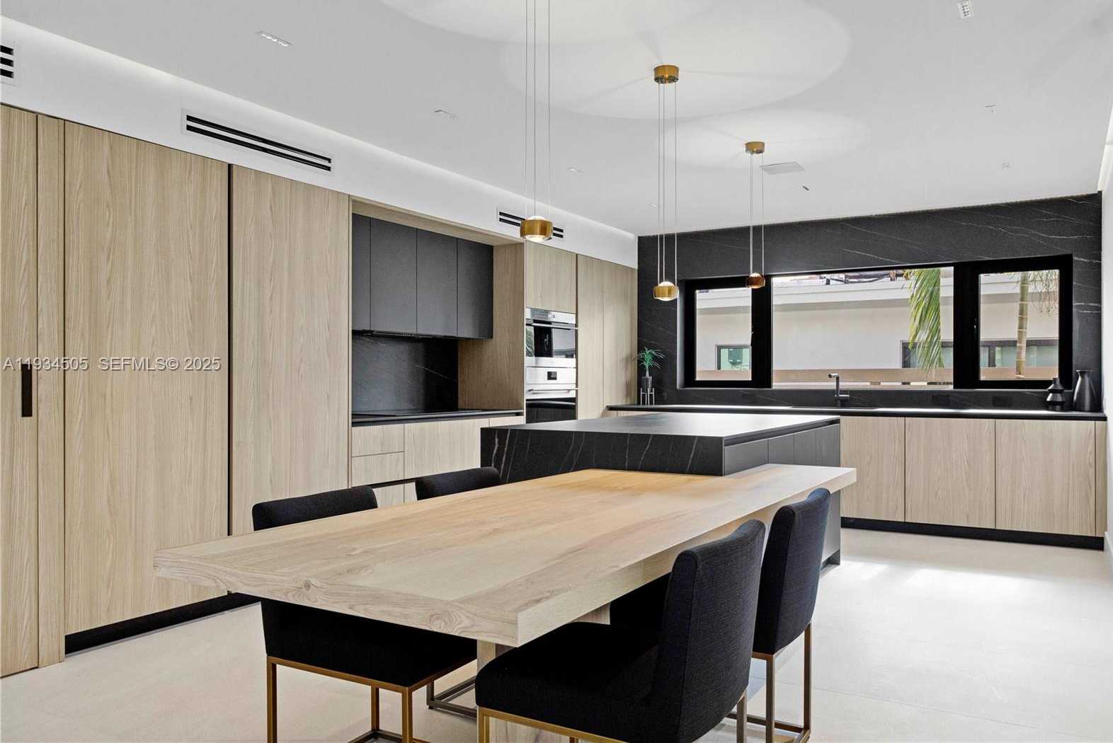 Small Image of 1661 DAYTONIA RD, Miami Beach Number 3