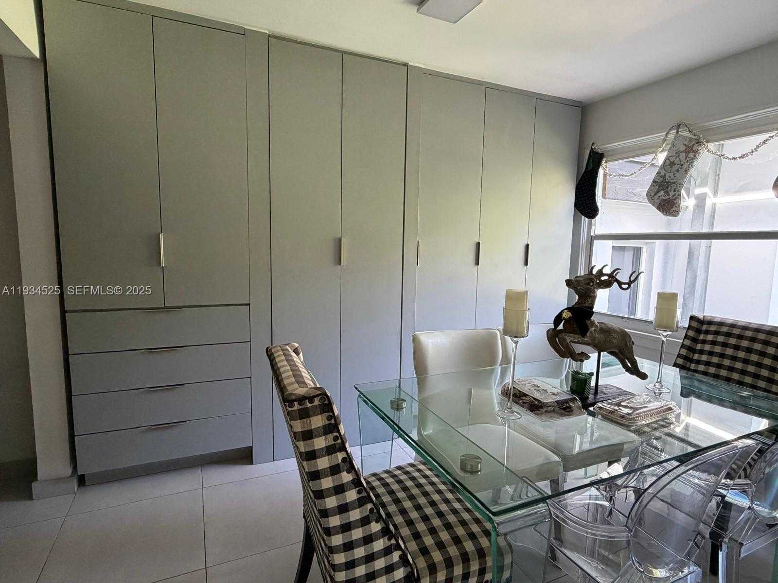 Small Image of Miami Number 3