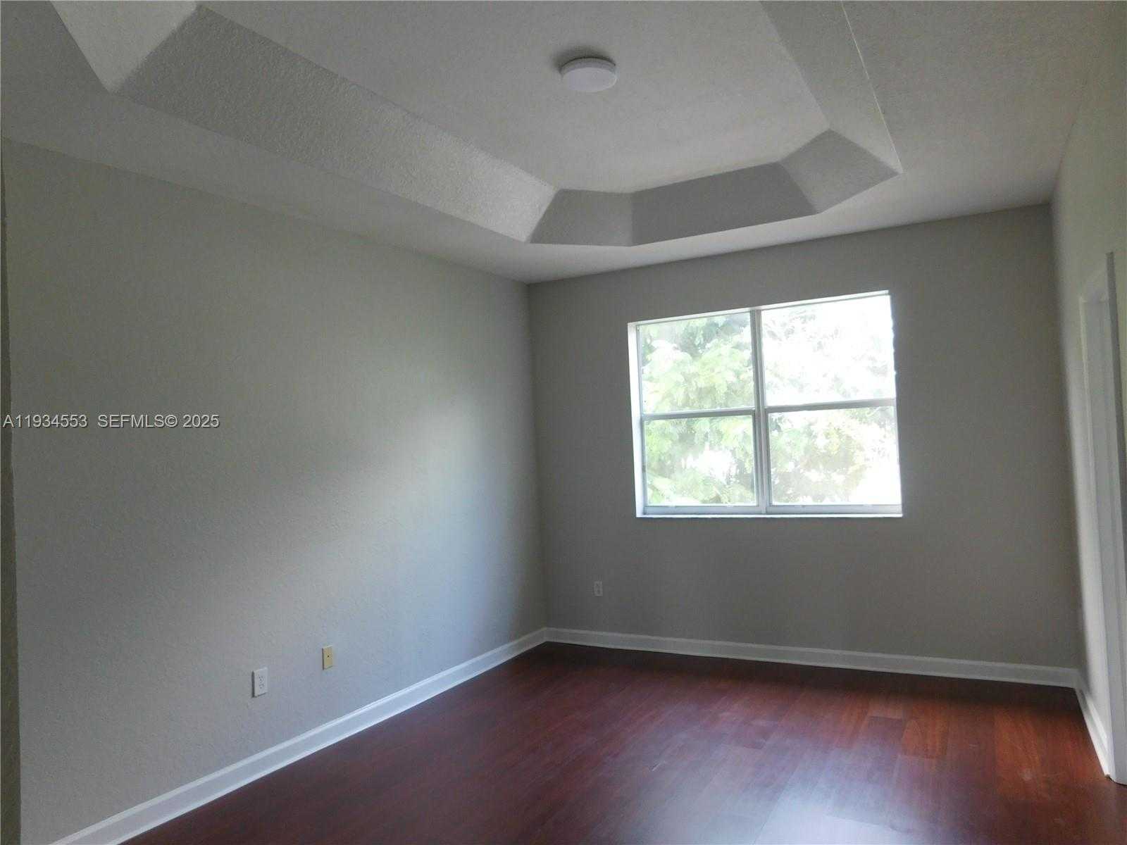 Small Image of Miami Number 9